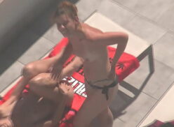 Anitta toma sol de topless