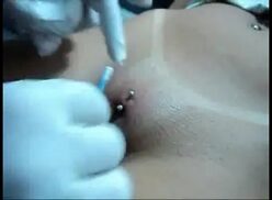 Colocando piercing na vagina