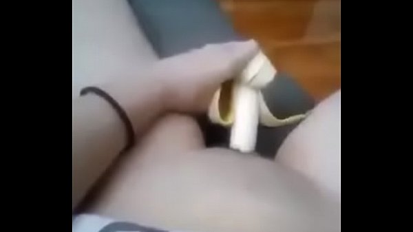 Metendo a banana na buceta