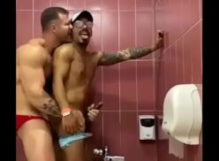 Foda gay no banheiro