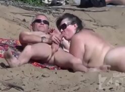 Fodas na praia de nudismo
