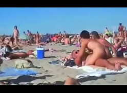 Homens nu na praia