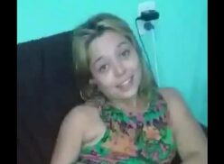 Loira mostrando a buceta