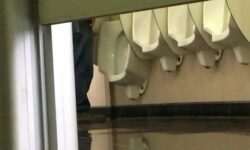 Maduros no banheiro publico