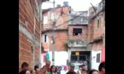Mulher melao nua na favela