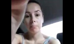 Mulher se masturbando no carro