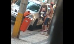 Mulheres nuas na rua