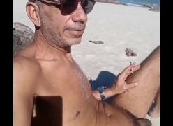 Pelados na praia de nudismo