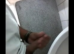 Punheta no banheiro publico