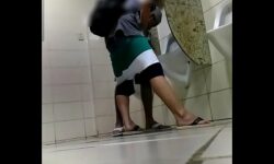 Xvideo gay no banheiro