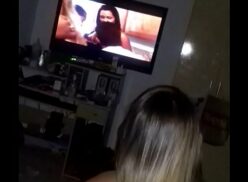 Casal assistindo porno