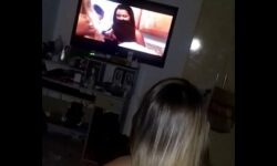 Casal assistindo porno