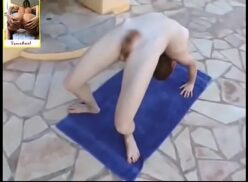 Mulher fazendo yoga nua