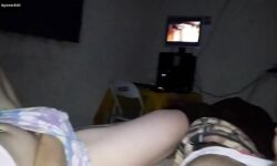 Novinha assistindo porno