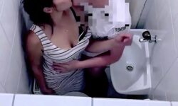 Vídeo de mulher nua no banheiro