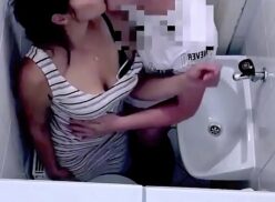 Vídeo de mulher pelada no banheiro
