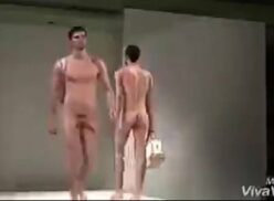 Desfile de hombres desnudos