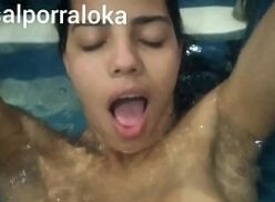 Gostosa Karen Oliver fazendo sexo brasileiro na piscina