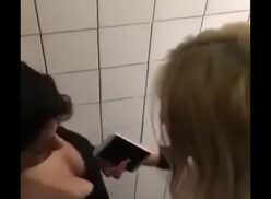 Lesbianas cogiendo en el baño