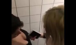 Lesbianas cogiendo en el baño