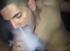 Sexo gay fumando