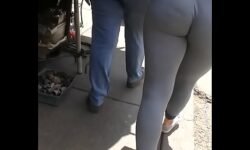 Enseñando pene en la calle