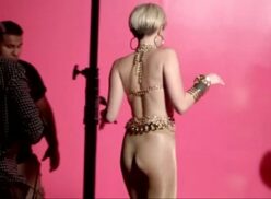 Miley cyrus desnuda en la playa