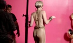 Miley cyrus desnuda en la playa