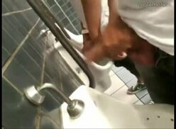 Sexo gay en los baños