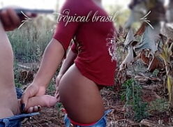 Vídeo de sexo brasileiro no mato com morena gostosa