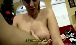 Mãe ficou com a mão presa na pia e filho desonradou dela, vídeo com legenda em português