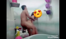 Lesbianas asiendo el amor el la ducha