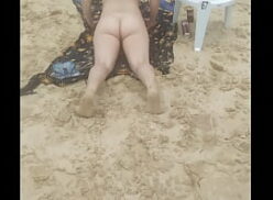 Safados em praia de nudismo