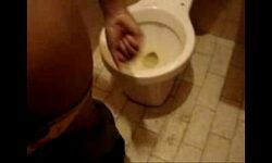 Masturbandoce en el baño mujer