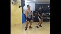 Homens musculosos na academia transando