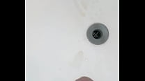 Novinha roçando a buceta na pia do banheiro